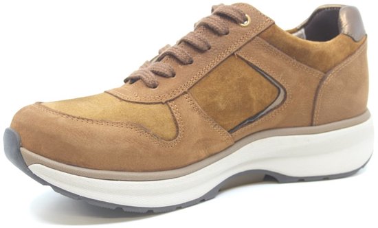 Sneaker marron en daim avec empiècements en cuir contrastants, lacets et semelle blanche.