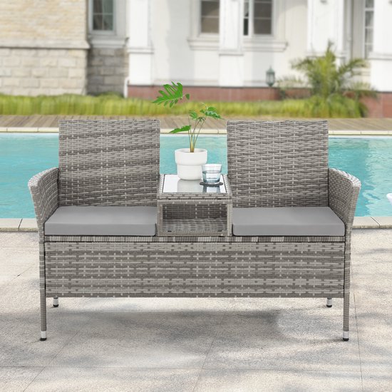 SVITA CHICAGO rotan tuinbank op een terras bij een zwembad, voorzien van een plantenpot op het middentafeltje.