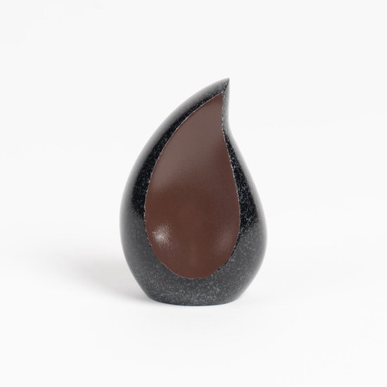 Zwarte mini urn met een druppelvorm en een bruin interieur. De buitenkant is gevlekt.
