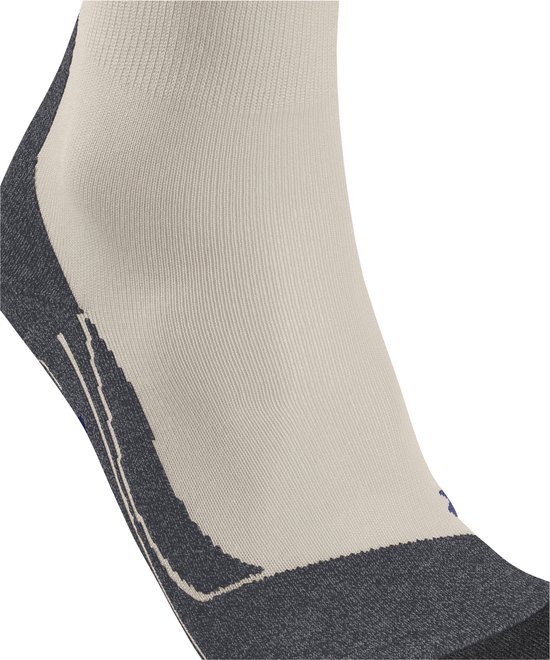 Beige Falke wandelsok met donkergrijs accent op de hiel en blauwe tekst.