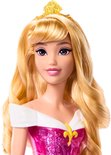 Close-up van Prinses Aurora pop met blond haar, gouden tiara, roze jurk met glitter en witte off-shoulder kraag.