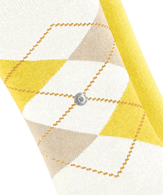 Witte sok met ruitpatroon in beige en geel met een decoratieve contourlijn en een zilverkleurig knoopje.