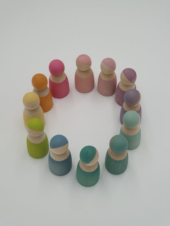 Twaalf houten peg poppetjes in pastelkleuren, gerangschikt in een cirkel op een witte achtergrond.