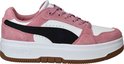 Roze suède Puma sneakers met witte en zwarte accenten, en een dikke witte plateauzool.