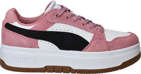 Roze suède Puma sneakers met witte en zwarte accenten, en een dikke witte plateauzool.