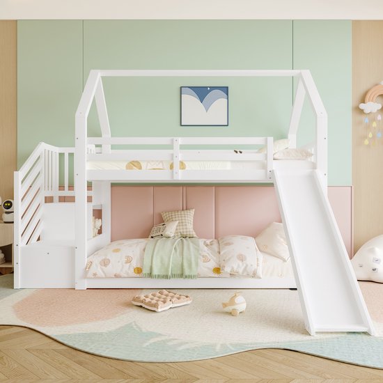 Lit superposé blanc avec cadre en forme de maison, toboggan et escalier.