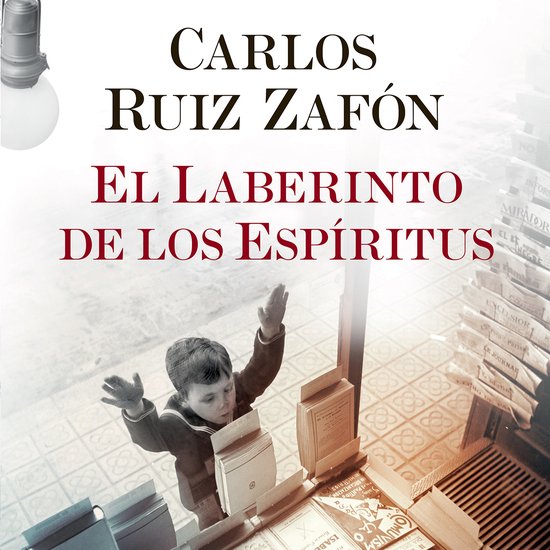 Boekomslag van 'El Laberinto de los Espíritus' van Carlos Ruiz Zafón, met een jongen die naar een stapel boeken reikt.