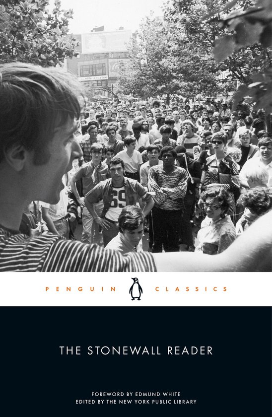 Voorpagina van "The Stonewall Reader" met een zwart-witfoto van een menigte en het Penguin Classics logo.