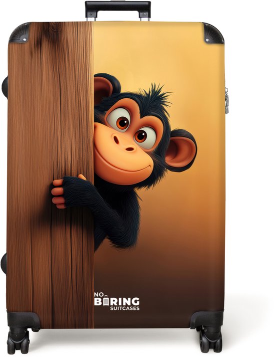 Zwarte koffer met opdruk van een vrolijke aap achter een houten wand. "NO BORING SUITCASES" logo onderaan.