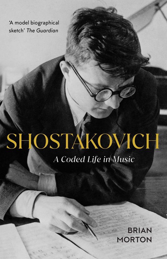 Couverture de livre avec photo noir et blanc de Dmitri Chostakovitch regardant une partition. Titre : SHOSTAKOVICH: A Coded Life in Music.
