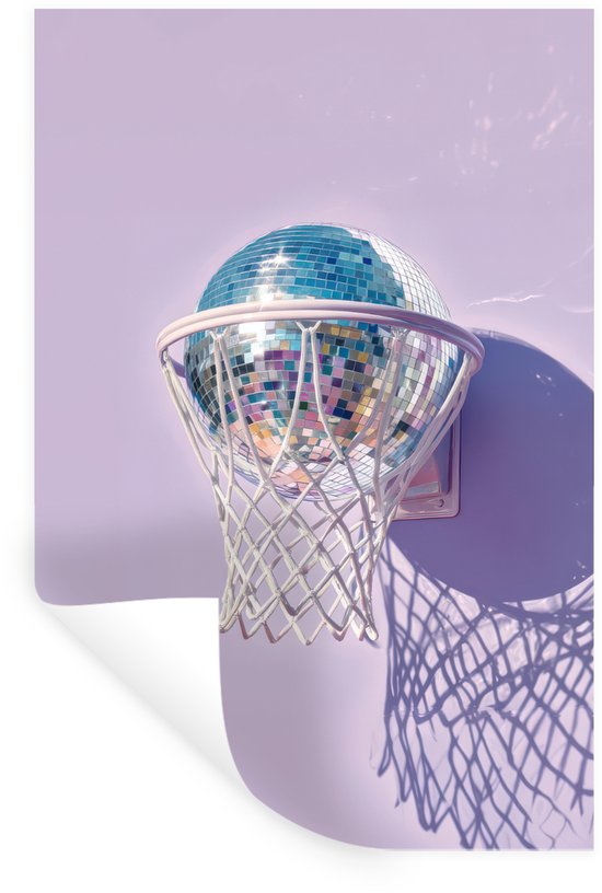 Zelfklevend behang van een discobal in een basketbalring tegen een zachte paarse muur.