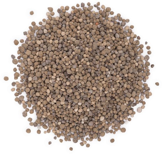 Stapel grijze en beige gazonmestkorrels op witte achtergrond.