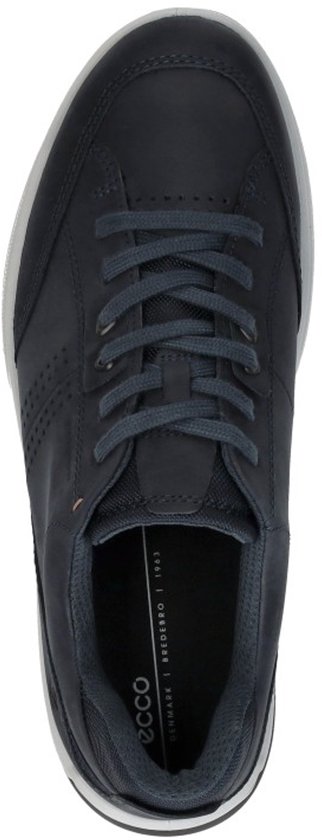 Donkerblauwe Ecco sneaker van nubuck met veters en witte zool, van bovenaf gezien.