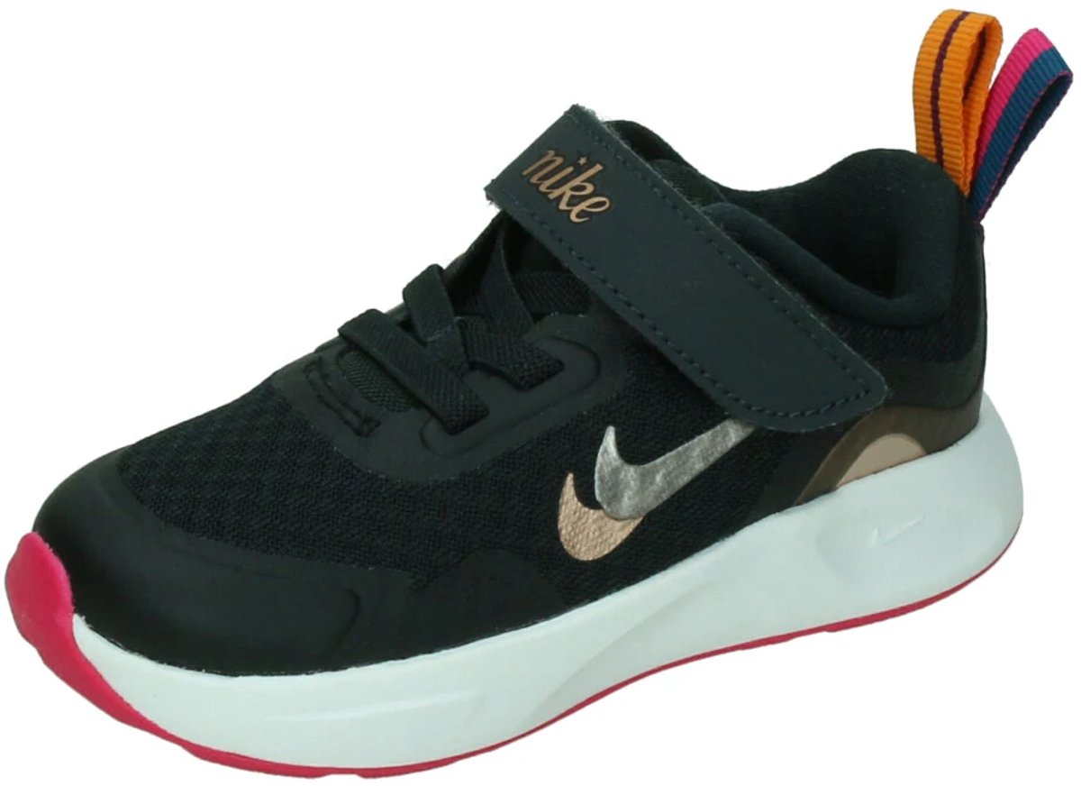 Nike wearallday in de kleur . Zwart
