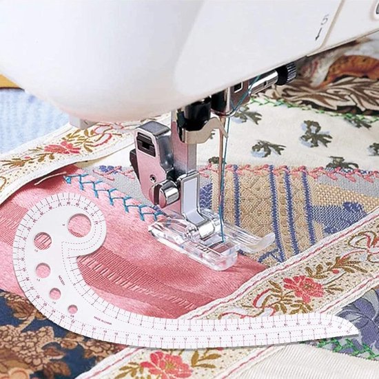 Een naaipatroon liniaal naast een naaimachine die op patchwork stof naait.