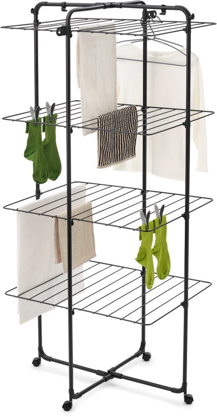 Zwarte metalen droogtoren met 4 rekken, hangende kleding, sokken en handdoeken.