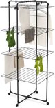 Zwarte metalen droogtoren met 4 rekken, hangende kleding, sokken en handdoeken.