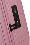 Detail van een roze American Tourister koffer met TSA-slot en ritssluiting.