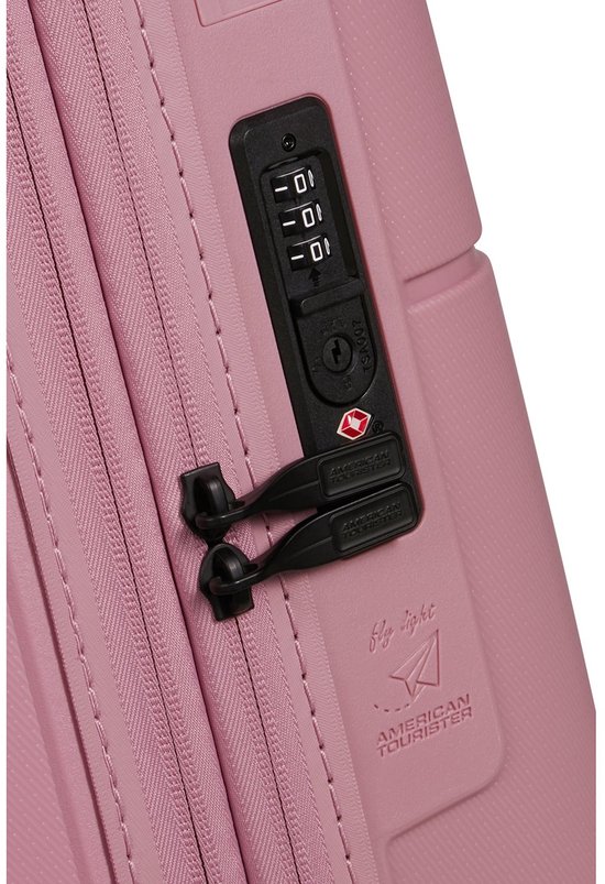 Detail van een roze American Tourister koffer met TSA-slot en ritssluiting.