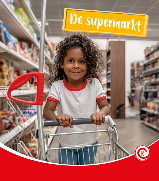 Een lachend jong meisje met krullend haar, in een wit shirt met rode bies, duwt een winkelwagentje in een supermarkt.