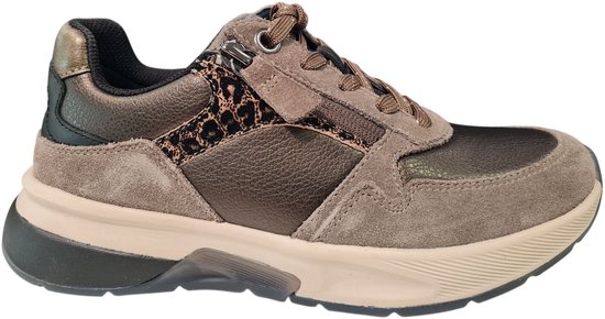 Bruine sneaker met luipaardprint details en rits. Suède en leer met bronzen accenten.