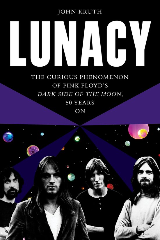 Boek "Lunacy" van John Kruth, over Pink Floyds Dark Side of the Moon, met de bandleden op de voorgrond en planeten op de achtergrond.