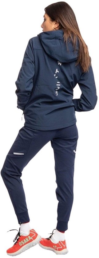 Vrouw in marineblauwe softshell jas met capuchon, achterkant met Japanse tekst.