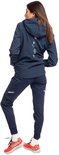 Vrouw in marineblauwe softshell jas met capuchon, achterkant met Japanse tekst.