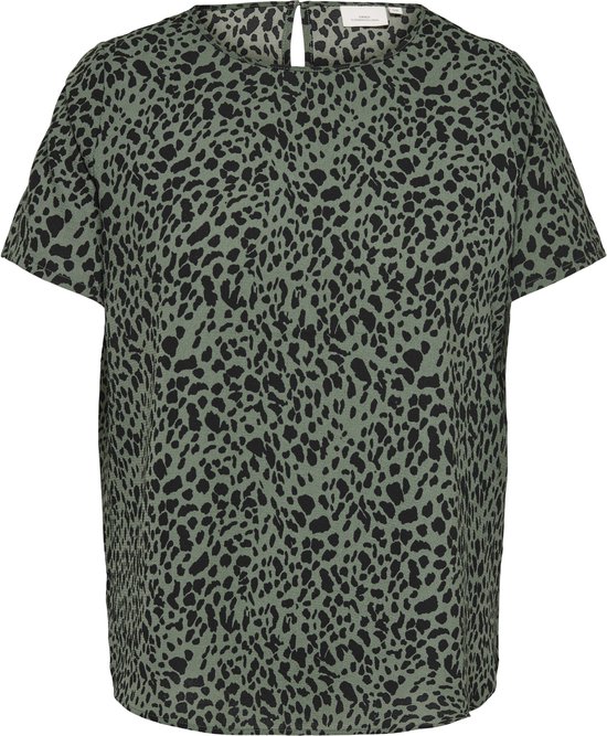 Groene top met korte mouwen en zwarte luipaardprint. Ronde hals met sleutelgat. 