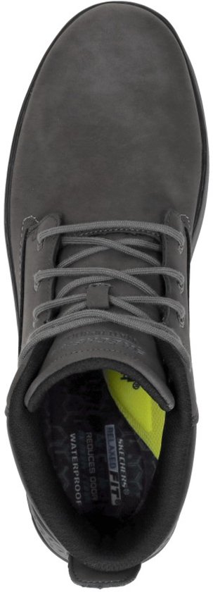 Binnenzicht van een donkergrijze veterschoen met 'WATERPROOF'-opschrift op de tong.