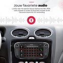 Autoradio met Bluetooth verbinding icoon op het scherm, in een auto dashboard. Visuele weergave van geluidsgolven.