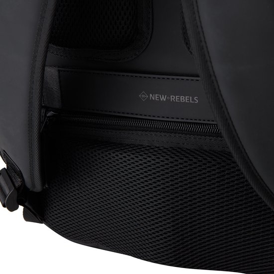 Zwarte rugzak met "NEW REBELS" logo op een zwart label.
