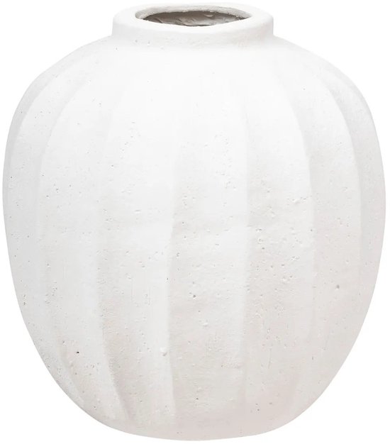 Witte, bolvormige vaas met verticale ribbeltextuur.