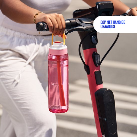 Femme avec une bouteille Kambukka rose aux accents jaune et vert, avec paille, suspendue à un e-scooter.