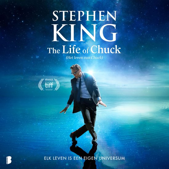 Filmcover: man in kostuum danst op water onder een sterrenhemel. Titel: The Life of Chuck, Elk leven is een eigen universum.