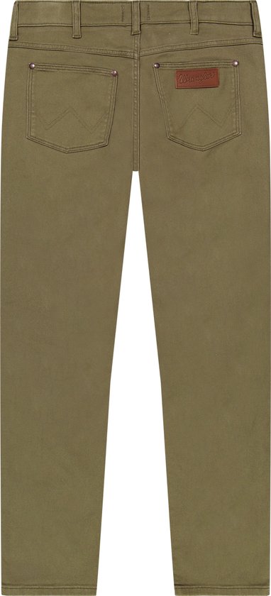 Achterkant van een olijfgroene Wrangler broek met een bruin leren logo op de achterzak.