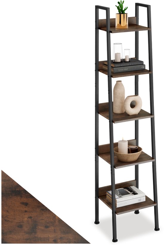 Donkerbruin, 5-laags ladderrek met zwart metalen frame, gedecoreerd met plant, kaarsen en boeken.