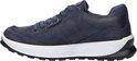 Donkerblauwe Ecco sneaker, waterdicht, met veters, perforaties en witte zool.