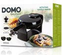 DOMO roterend wafelijzer met drie ronde wafels met poedersuiker en bessen op een bord.