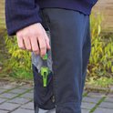 Een man stopt een groene Pica BIG DRY markeerstift in zijn zak.