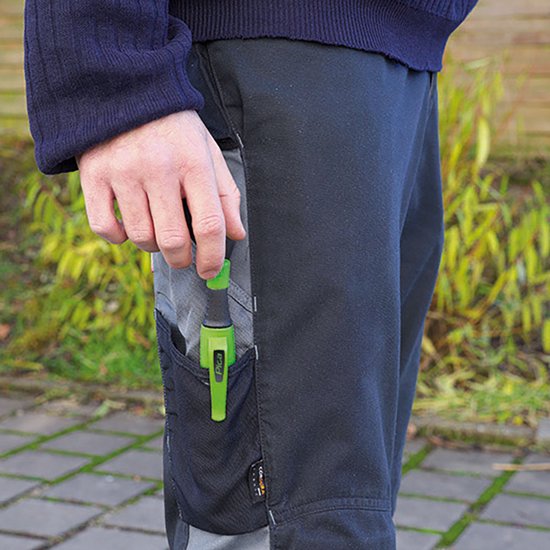 Een man stopt een groene Pica BIG DRY markeerstift in zijn zak.