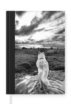 Notitieboek - Schrijfboek - Wolf uitkijkend over landschap in zwart-wit - Notitieboekje klein - A5 formaat - Schrijfblok