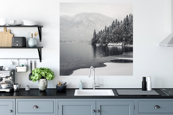 Muurstickers - Sticker Folie - Water - Winter - Natuur - Dennenboom - 100x100 cm - Plakfolie - Muurstickers Kinderkamer - Zelfklevend Behang XXL - Zelfklevend behangpapier - Stickerfolie