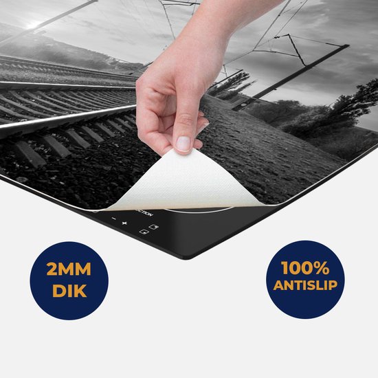 Chefcare Inductie Beschermer Rails Spoorweg bij Zonsondergang - Zwart Wit - 77x51 cm - Afdekplaat Inductie - Kookplaat Beschermer - Inductie Mat