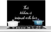 Spatscherm keuken 100x65 cm - Kookplaat achterwand Spreuken - Koken - Liefde - Quotes - This kitchen is seasoned with love - Muurbeschermer - Spatwand fornuis - Hoogwaardig aluminium