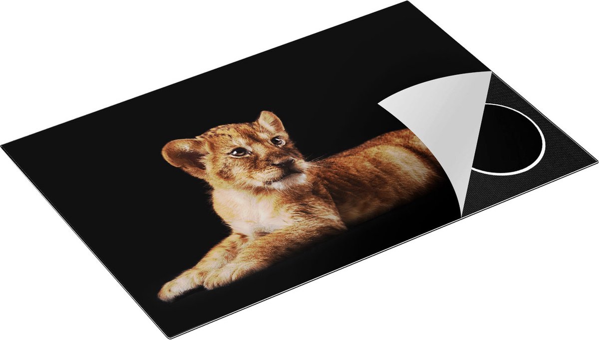 Chefcare Inductie Beschermer Leeuwen Welp op het Zwart - Baby Leeuw - 80x55 cm - Afdekplaat Inductie - Kookplaat Beschermer - Inductie Mat