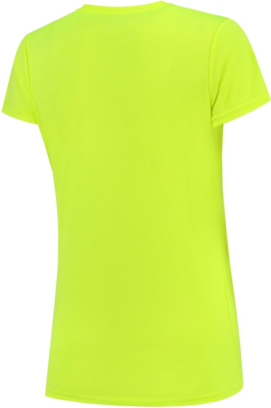 Achterkant van een fluo geel sportshirt met korte mouwen en V-hals.