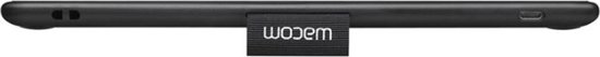 Zwarte Wacom tekentablet, zijaanzicht met USB-poort en Wacom-label.