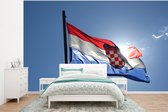 Behang - Fotobehang Zonnestralen langs de Kroatische vlag - Breedte 320 cm x hoogte 240 cm
