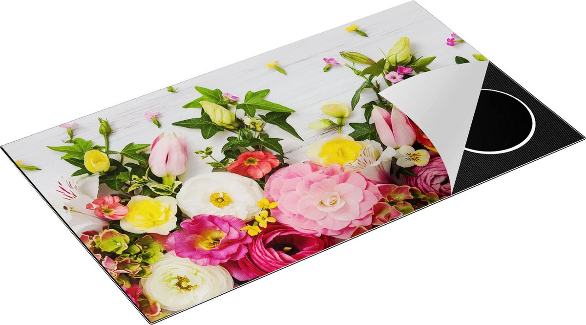 Chefcare Inductie Beschermer Bloemen op een Witte Houten Achtergrond - 90x50 cm - Afdekplaat Inductie - Kookplaat Beschermer - Inductie Mat